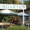 Neben unserem gemütlichen Biergarten mit 70 Sitzplätzen gibt es einen kleinen Spielplatz für Ihre Kinder.