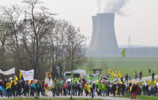 NaturFreunde demonstrieren vor dem AKW Grafenrheinfeld