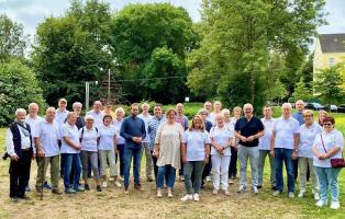 Wandergruppe bei der Eröffnung.